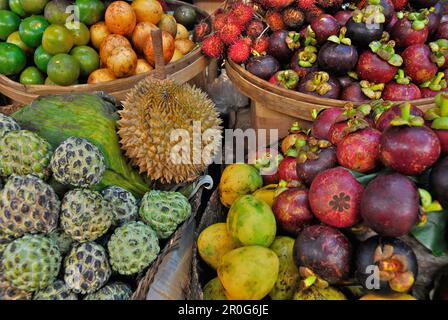 Tropische Früchte auf einem Marktstand, Ubud, Zentralbali, Indonesien, Asien Stockfoto