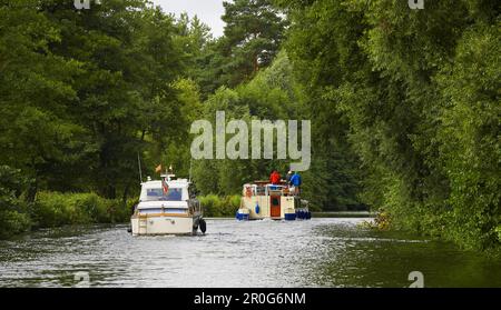 Hausboote auf dem Muritz-Elde-Waterway zwischen Plau und Parchim, Mecklenburg-Vorpommern, deutsch Stockfoto