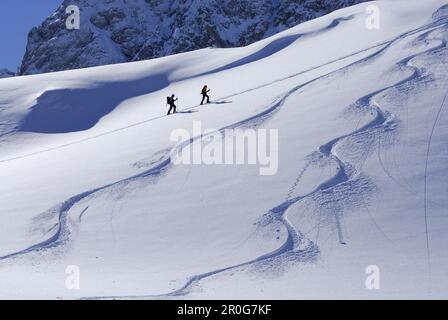 Zwei Backcountry-Skifahrer, im Vordergrund, Tajatoerl, Mieminger Range, Tirol, Österreich Stockfoto