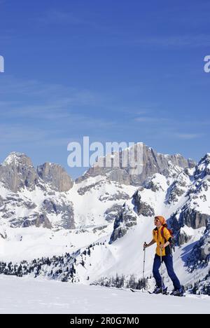 Backcountry-Skifahrer, Valacia, Val di Fassa, Dolomiten, Trentino-Alto Adige/Südtirol, Italien Stockfoto