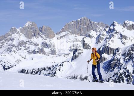 Backcountry-Skifahrer, Valacia, Val di Fassa, Dolomiten, Trentino-Alto Adige/Südtirol, Italien Stockfoto