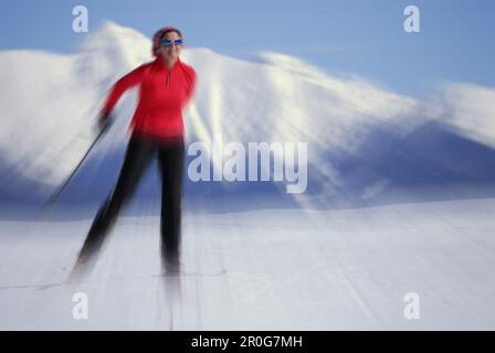 Frau Skilanglauf, Mieming, Tirol, Österreich Stockfoto