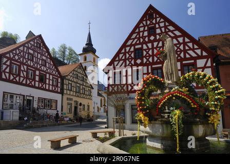 Ostern dekorierter Brunnen, Pottenstein, Oberfrankreich, Bayern, Deutschland Stockfoto