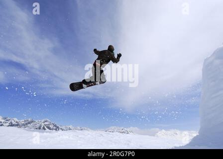 Snowboarder in der Luft, Skigebiet Sölden, Ötztal, Tirol, Österreich Stockfoto