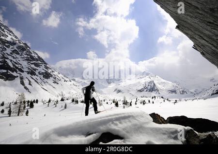 Skifahrer im Roseg-Tal in der Nähe von Pontresina, Engadin, Graubünden, Schweiz Stockfoto