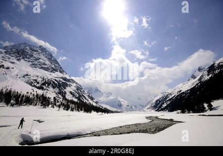 Skifahrer im Roseg-Tal in der Nähe von Pontresina, Engadin, Graubünden, Schweiz Stockfoto