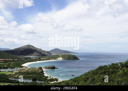 Blick entlang der Küste, Nueva Esparta, Playa Puerto La Cruz, Venezuela Stockfoto