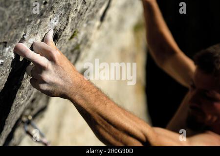 Bergsteiger auf einer Felswand in der Sonne, Fränkische Schweiz, Bayern, Deutschland, Europa Stockfoto