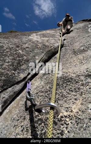 Frau-Klettern im Yosemite-Nationalpark, Kalifornien, USA Stockfoto