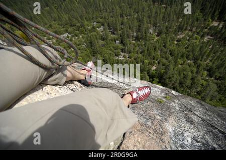 Mittelgroße Erwachsene Frau mit Kletterseil, Yosemite-Nationalpark, Kalifornien, USA Stockfoto