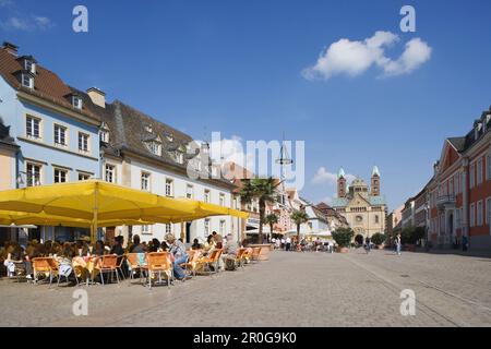 Maximilian Straße mit Straßencafe, Dom im Hintergrund, Speyer, Rheinland-Pfalz, Deutschland Stockfoto