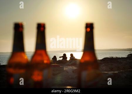 Bierflaschen, 3 Personen am Strand, Strandbar Pirata Bus, Formentera, Balearen, Spanien Stockfoto