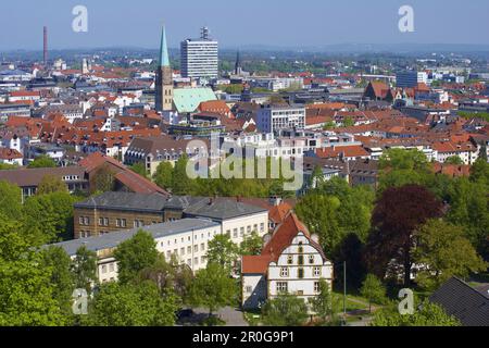 Blick über Bielefeld mit Name im Vordergrund, Nordrhein-Westfalen, Deutschland Stockfoto