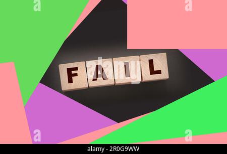 FAIL Word-Text in Holzwürfelblöcken auf schwarzem Hintergrund geschrieben. Krisenkonzept Stockfoto