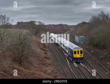 Northern Rail Klasse 769 Flex Bi Mode Zug 769448 vorbei an Crow Nest Junction (Hindley) bei Dieselbetrieb Stockfoto