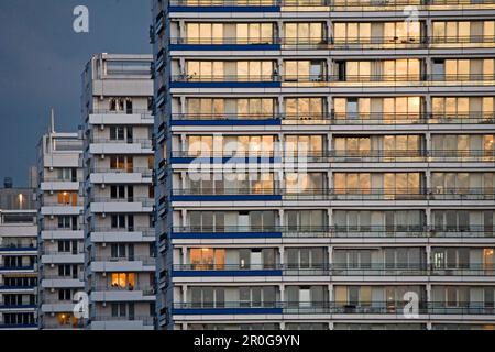 Plattenbau, ehemalige DDR-Bauten der großen vorgefertigten Betonplatten. Leipziger Straße Berlin, Deutschland Stockfoto