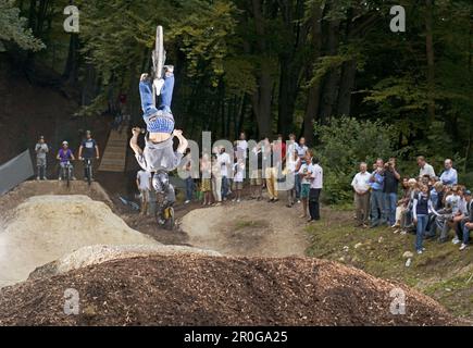 Ein Teenager springt mit dem Dirt-Bike, Dirt Park Starnberg, Bayern, Deutschland Stockfoto