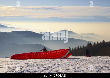 Gleitschirmfliegen, Roßkopf und Kandel Range, Schwarzwald, Baden-Wurttemberg, Deutschland Stockfoto