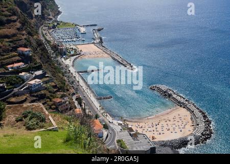 Ansicht von Calheta Strand und dem Jachthafen von Casa Das Mudas Arts Centre, Calheta, Madeira, Portugal Stockfoto