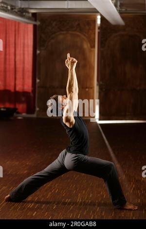 Mann, Yoga zu praktizieren Stockfoto