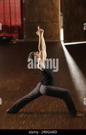 Mann, Yoga zu praktizieren Stockfoto