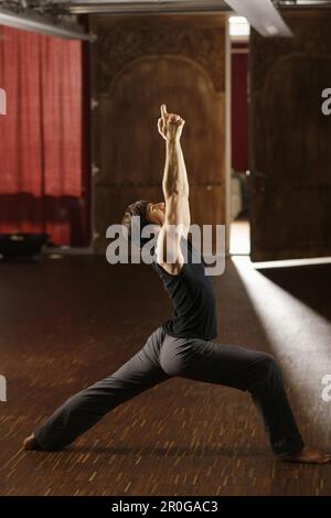 Mann, Yoga zu praktizieren Stockfoto