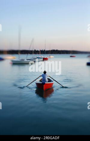 Ein Junge im Ruderboot auf dem Woerthsee, Bayern Deutschland Stockfoto