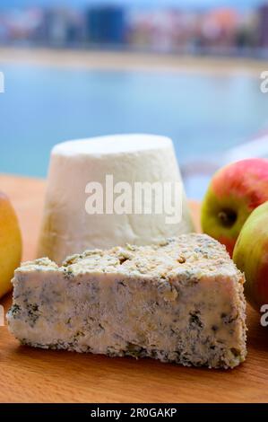 Asturische Käsesorten, hart geräucherter Kuhkäse von Pria, Blaukäse-Cabralis von Arenas und weißer Rebollin aus Pitu, Asturien, serviert im Freien mit Aussicht Stockfoto