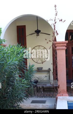 MERIDA, MEXIKO - 28. OKTOBER 2016 traditionelles Haus im Stadtzentrum mit Sitzbereich im Freien Stockfoto