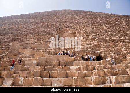 Touristen am Eingang der Pyramide von Cheops, Ägypten, Kairo Stockfoto