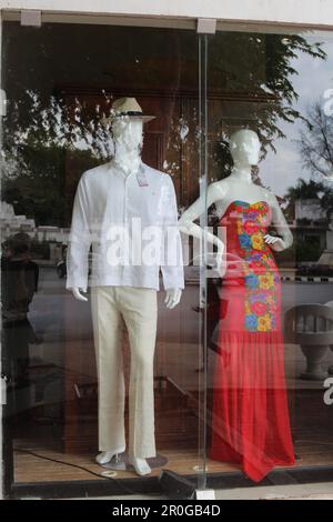 MERIDA, MEXIKO - 28. OKTOBER 2016 traditionelle Jarana Yucateca-Kleider und Herrenshirts in Schaufenstern Stockfoto