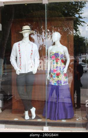 MERIDA, MEXIKO - 28. OKTOBER 2016 traditionelle Jarana Yucateca-Kleider und Herrenshirts in Schaufenstern Stockfoto