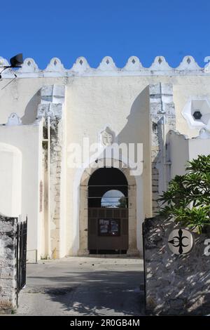 MERIDA, MEXIKO - 28. OKTOBER 2016 traditionelles weißes Gebäude im Stadtzentrum Stockfoto