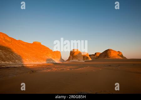 Abenddämmerung im White Desert National Park, Ägypten, libysche Wüste Stockfoto