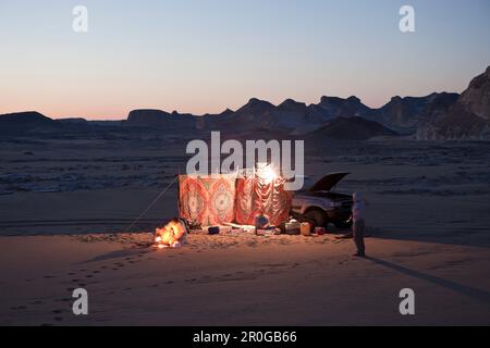 Touristen übernachten mit dem Jeep im White Desert National Park, Ägypten, libysche Wüste Stockfoto