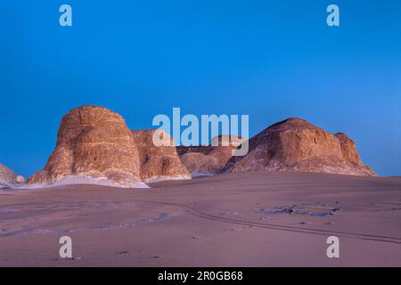 Abenddämmerung im White Desert National Park, Ägypten, libysche Wüste Stockfoto