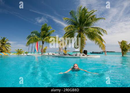 Tourist im Pool der Maldive Insel Kandooma, Malediven, South Male Atoll Stockfoto