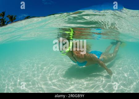 Frau schnorchelt auf den Malediven, Malediven, South Male Atoll Stockfoto