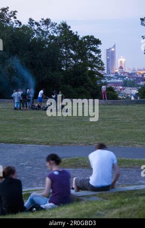 Junge Menschen auf Hügel Fockeberg in den Abend, Leipzig, Sachsen, Deutschland Stockfoto