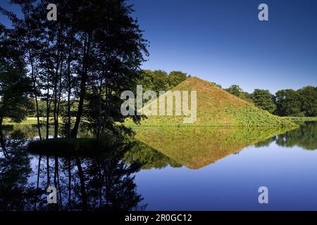 Pyramide im Pyramidensee auf dem Gelände des Branitz-Schlosses, Fürst Pückler Park bei Cottbus, Brandenburg, Deutschland, Europa Stockfoto