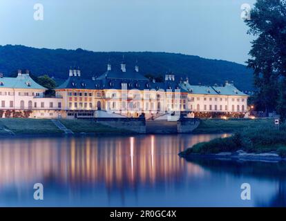 Beleuchtetes Schloss Pillnitz in der Nähe von Dresden, Sachsen, Deutschland, Europa Stockfoto