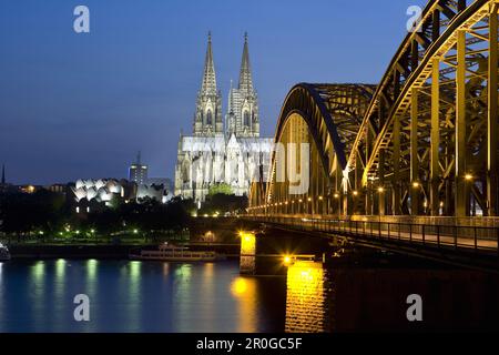 Kölner Dom mit Hohenzollernbrücke, Köln, Nordrhein-Westfalen, Deutschland Stockfoto