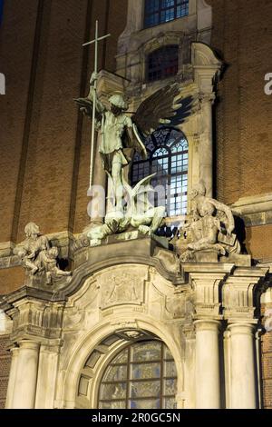 Erzengel Michael über dem Portal der Kirche St. Michaelis, genannt Michel, Hamburg, Deutschland, Europa Stockfoto