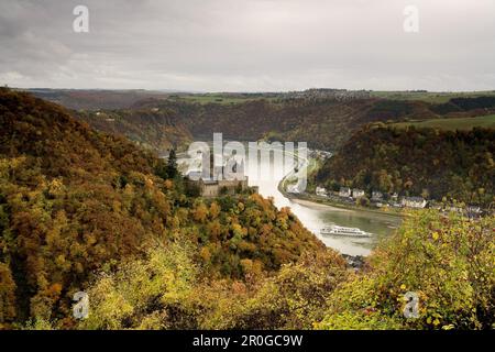 Schloss Katz, von Patersberg aus gesehen, auf der anderen Seite der St. Goarshausen, Loreley, liegt hinten links, Rhein, Rheinland-Pfalz, Deutschland, UNE Stockfoto