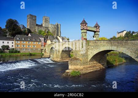 Blick über Lahn River mit steinernen Brücke Burg Ruine, Runkel, Hessen, Deutschland Stockfoto