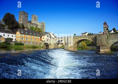 Blick über Lahn River mit steinernen Brücke Burg Ruine, Runkel, Hessen, Deutschland Stockfoto