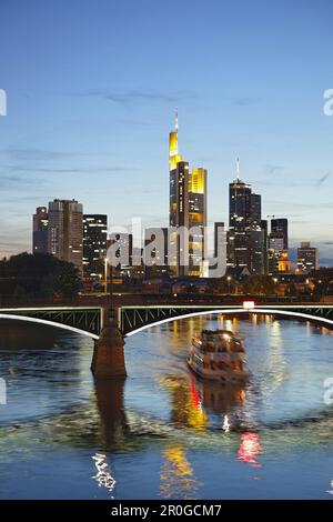 Blick über den Main in Richtung Alte Brücke und Frankfurter Skyline, Frankfurt am Main, Hessen, Deutschland Stockfoto