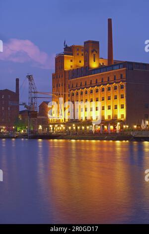 Lagerhäuser am Abend, Binnenhafen, Duisburg, Nordrhein-Westfalen, Deutschland Stockfoto