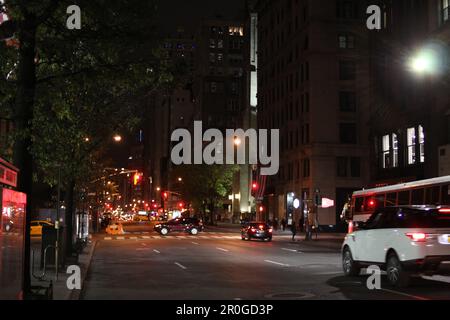 NEW YORK, USA - 14. NOVEMBER 2016 Verkehr und Autos auf der 5. Avenue am Abend Stockfoto