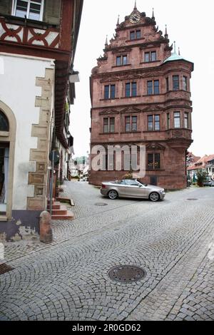 Cabrio neben dem alten Rathaus, Gernsbach, Schwarzwald, Baden-Württemberg, Deutschland Stockfoto